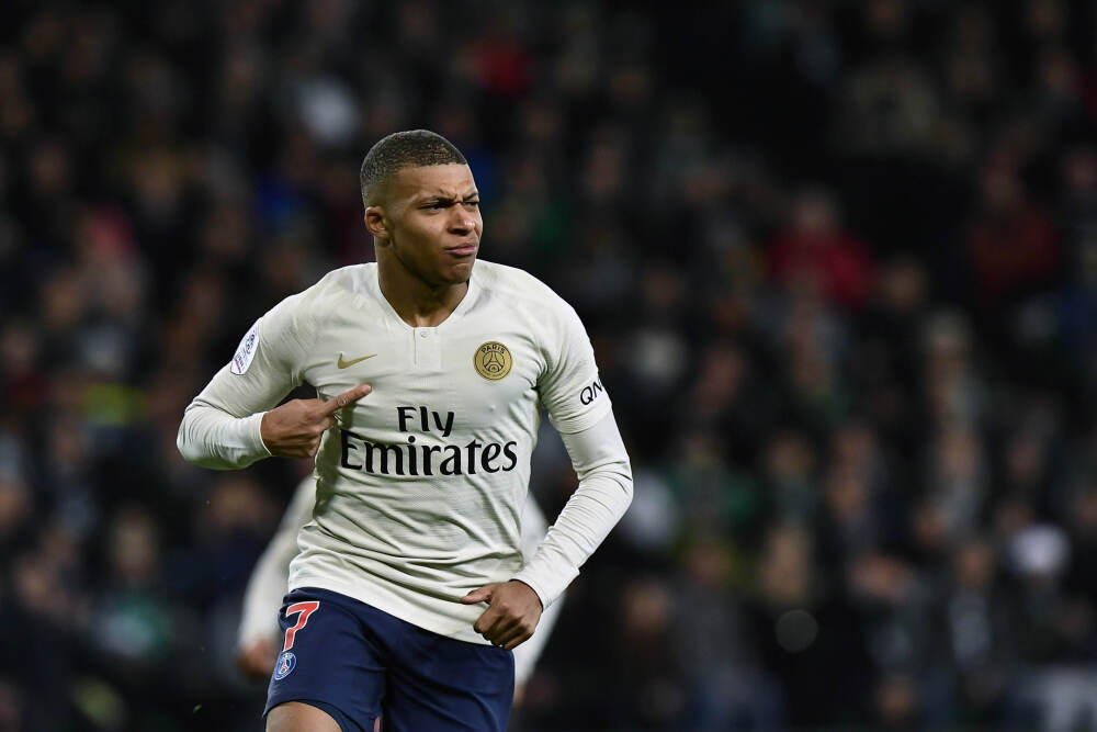 罗马诺：曼联已收到罗马对齐尔克泽的报价，他们还未做出最终决定